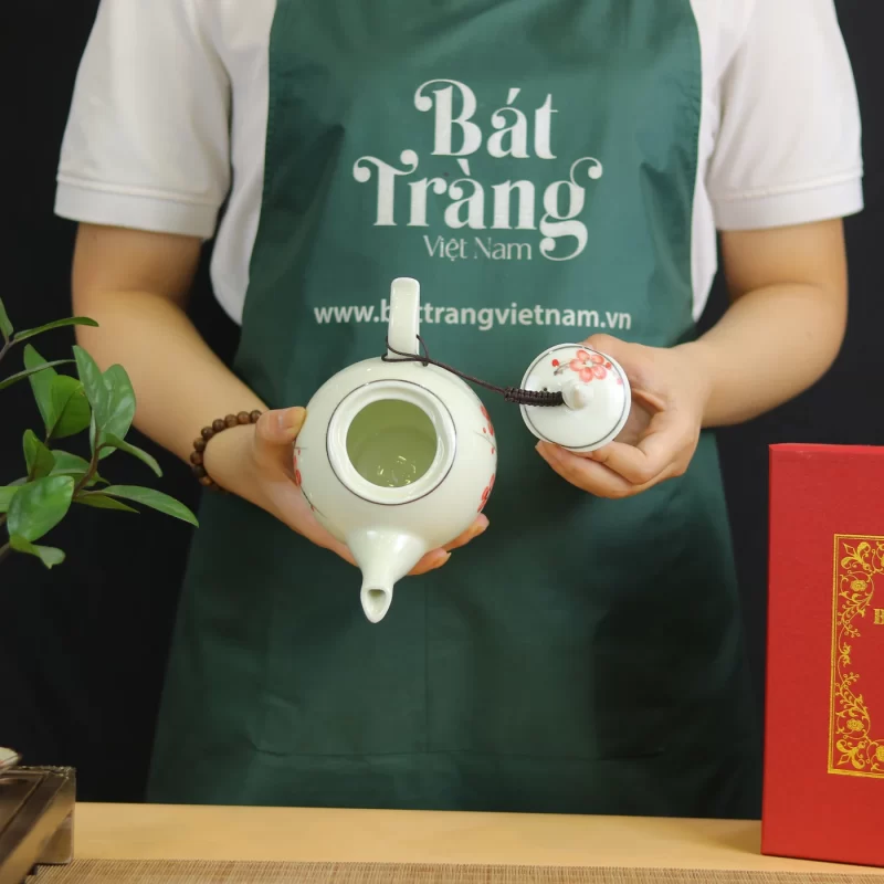 Ảnh chụp lòng ấm hoa đỏ và nắp rời có dây nối