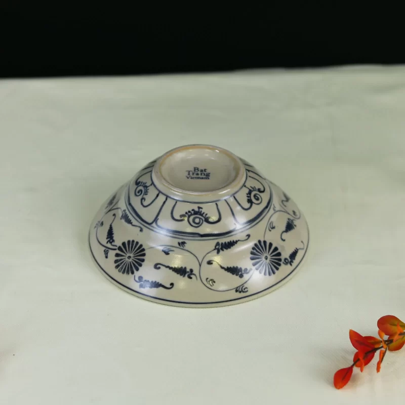 chân đế và phần đáy của tô hoa dây xanh đậm; đạo cụ trong ảnh không thuộc mô tả sản phẩm.