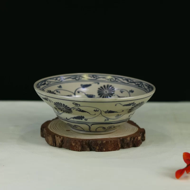 dáng tô và họa tiết bên ngoài của tô hoa dây xanh đậm.