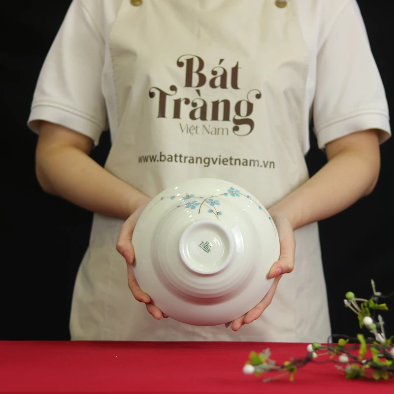 chân đế và phần đáy của tô miệng loe hoa đào xanh; đạo cụ trong ảnh không thuộc mô tả sản phẩm.