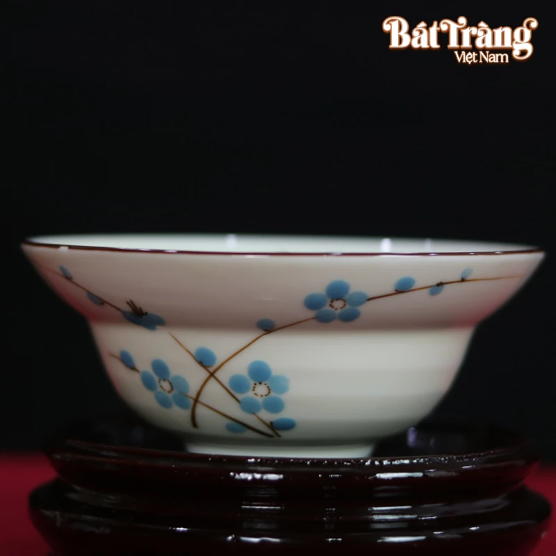 dáng tô và họa tiết bên ngoài của tô miệng loe hoa đào xanh.