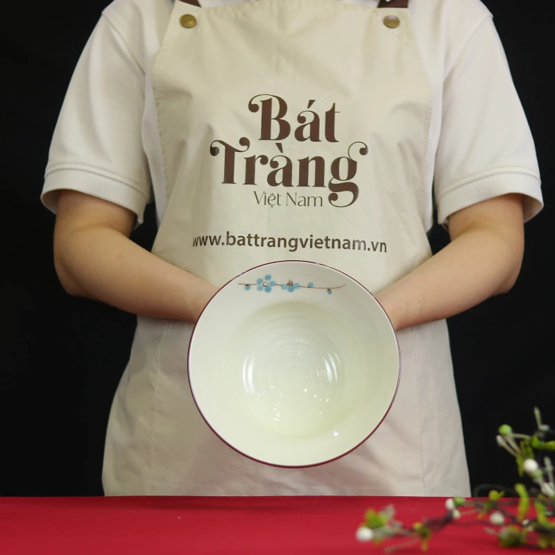 lòng tô miệng loe hoa đào xanh khi chưa bày món.