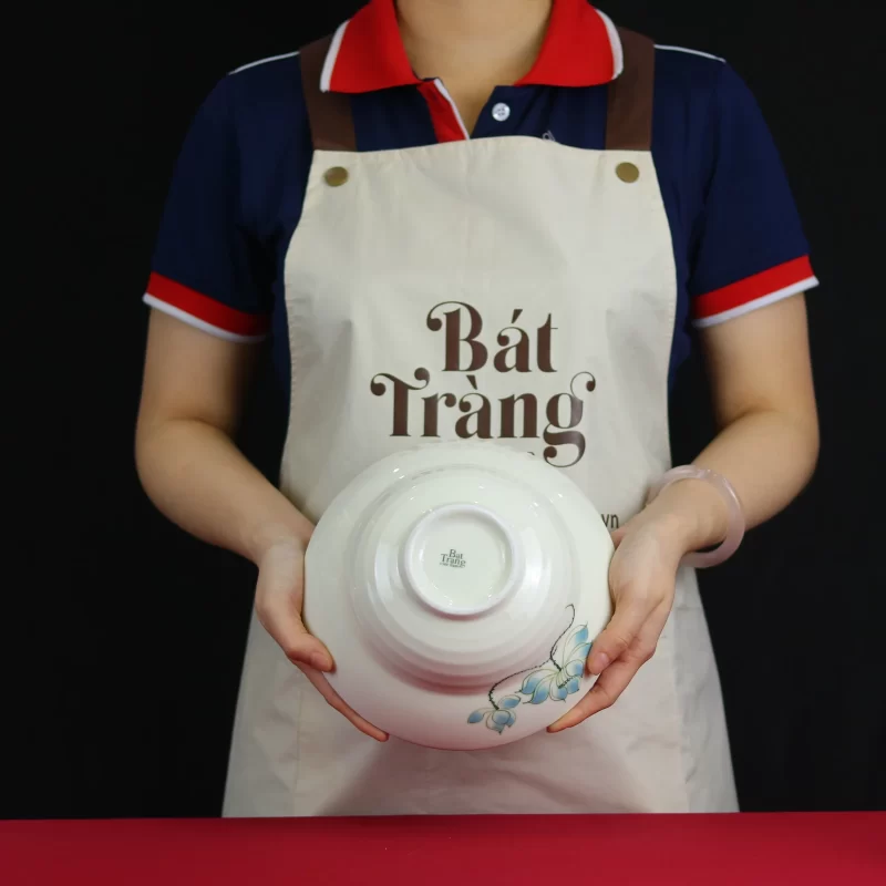 chân đế và phần đáy của tô miệng loe sen xanh; đạo cụ trong ảnh không thuộc mô tả sản phẩm.
