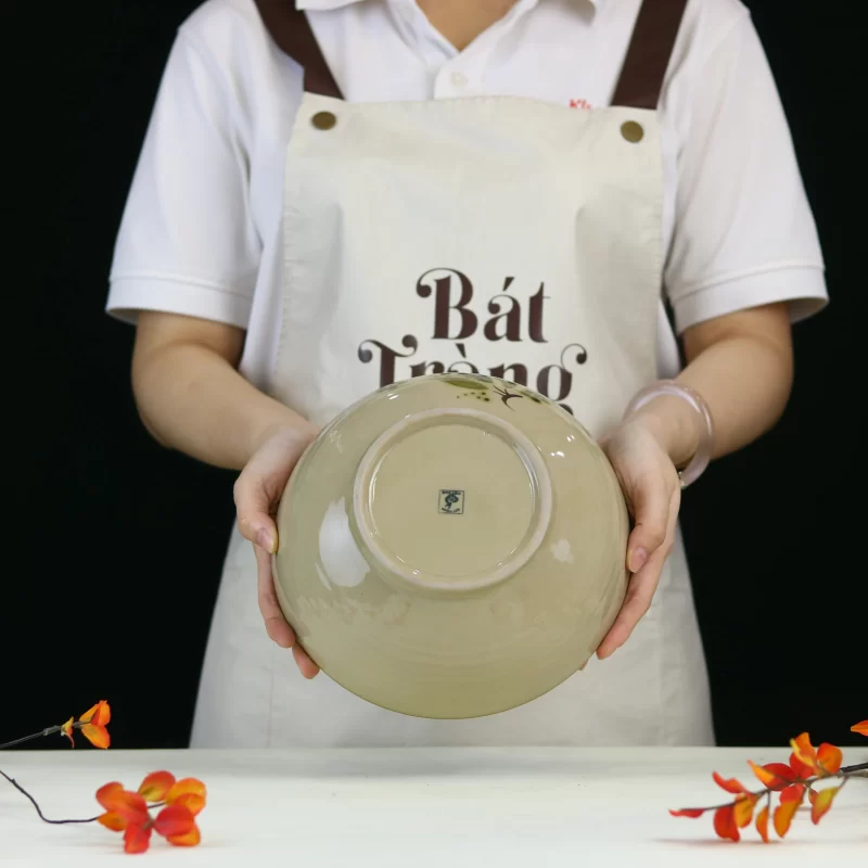 chân đế và phần đáy của tô tròn chuồn trúc; đạo cụ trong ảnh không thuộc mô tả sản phẩm.