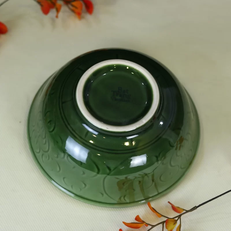 chân đế và phần đáy của tô xanh lá lòng cánh hoa; đạo cụ trong ảnh không thuộc mô tả sản phẩm.